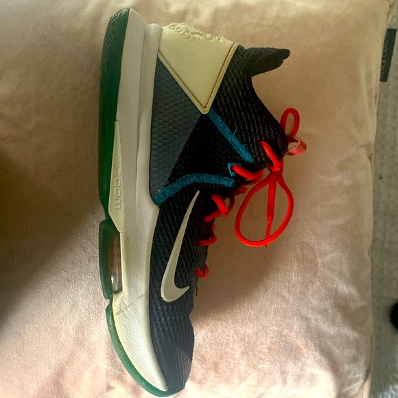 Nike Labron James witness athlete shoes size 9 - Picture 2 of 5